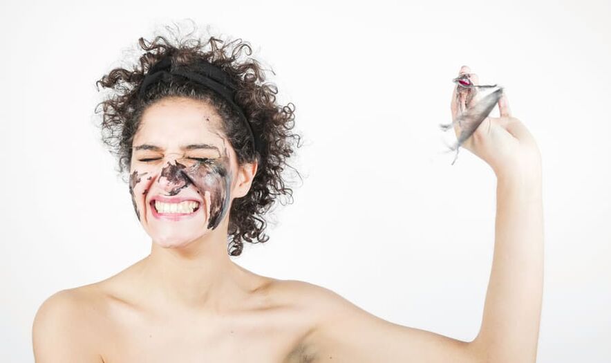 մի կին իրականացնում է դեմքի մաշկի երիտասարդացնող բուժում